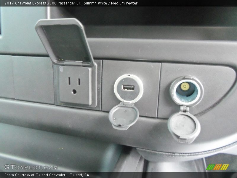 Summit White / Medium Pewter 2017 Chevrolet Express 3500 Passenger LT