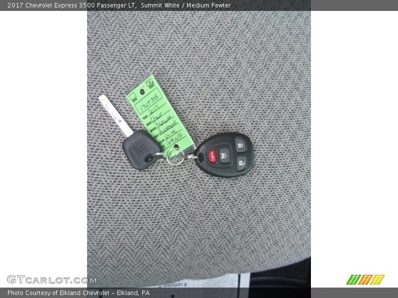 Summit White / Medium Pewter 2017 Chevrolet Express 3500 Passenger LT