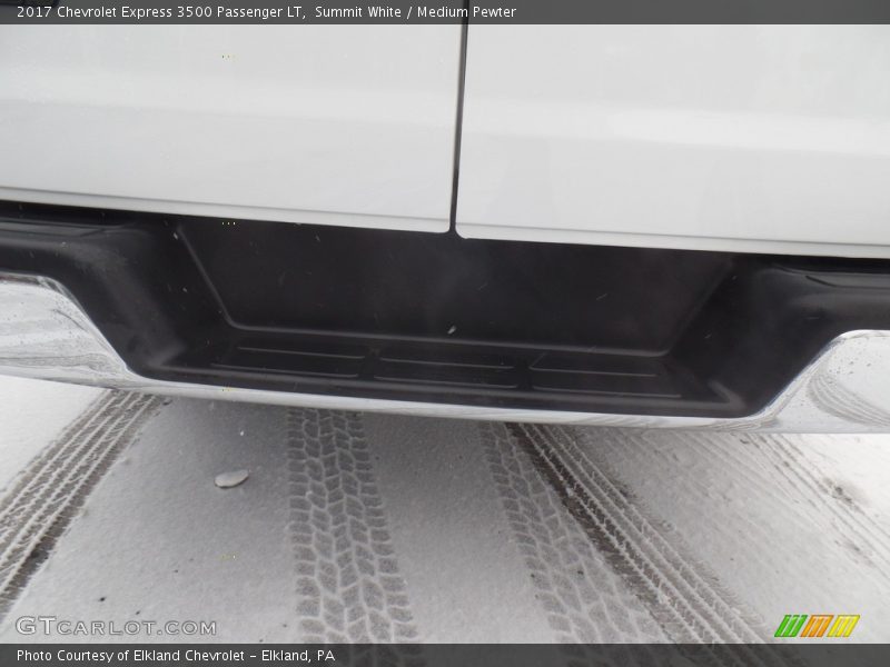 Summit White / Medium Pewter 2017 Chevrolet Express 3500 Passenger LT