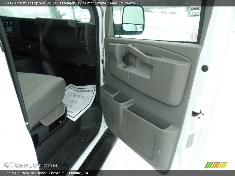 Summit White / Medium Pewter 2017 Chevrolet Express 3500 Passenger LT