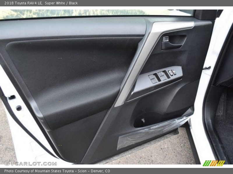 Super White / Black 2018 Toyota RAV4 LE