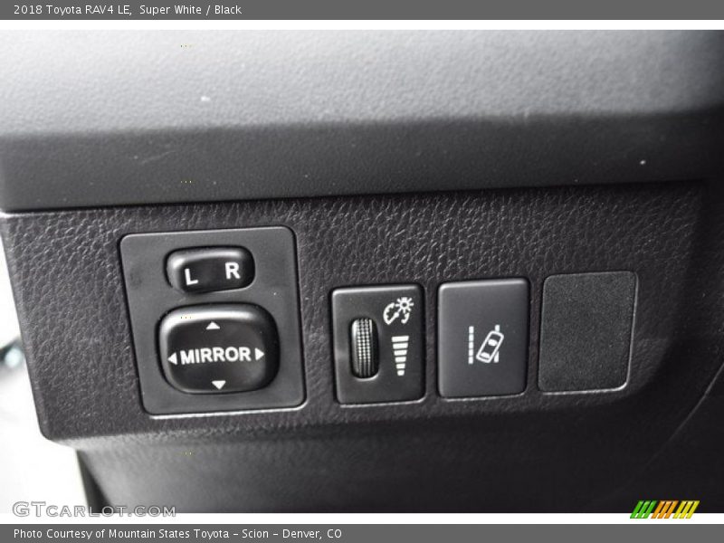 Super White / Black 2018 Toyota RAV4 LE
