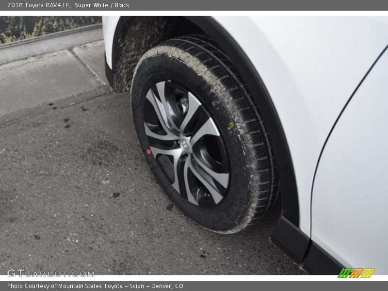 Super White / Black 2018 Toyota RAV4 LE