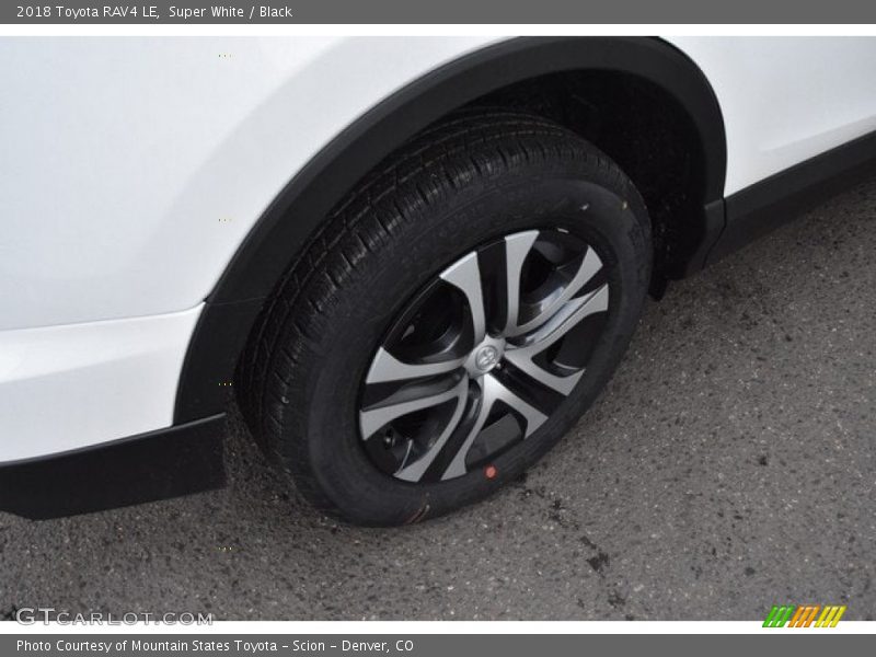 Super White / Black 2018 Toyota RAV4 LE