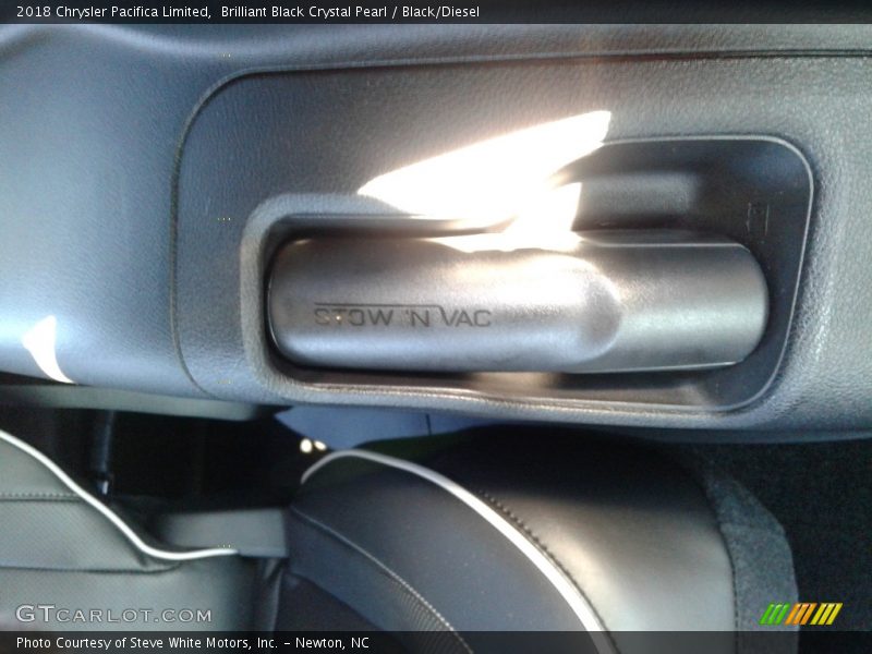 Brilliant Black Crystal Pearl / Black/Diesel 2018 Chrysler Pacifica Limited