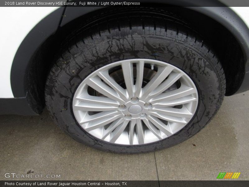 Fuji White / Light Oyster/Espresso 2018 Land Rover Discovery HSE Luxury