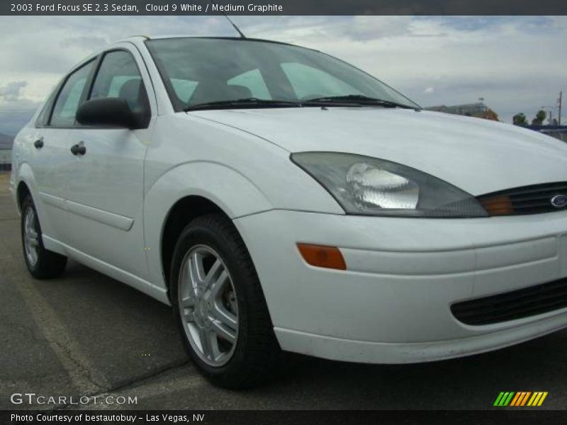 Cloud 9 White / Medium Graphite 2003 Ford Focus SE 2.3 Sedan