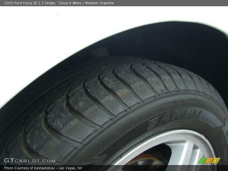 Cloud 9 White / Medium Graphite 2003 Ford Focus SE 2.3 Sedan