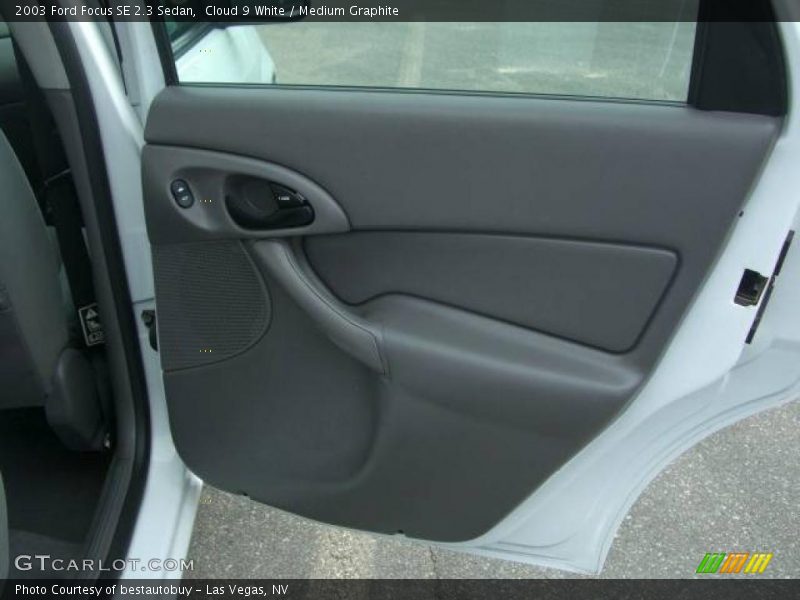 Cloud 9 White / Medium Graphite 2003 Ford Focus SE 2.3 Sedan