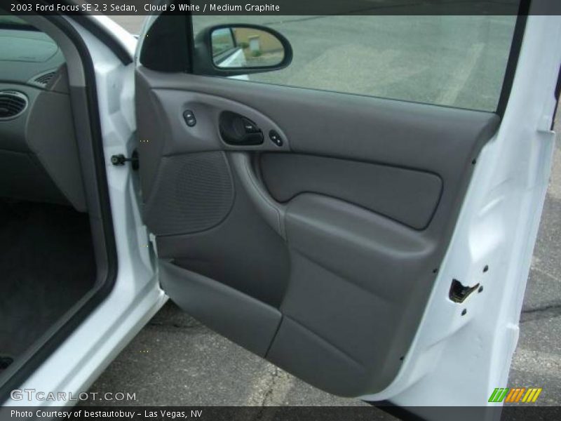 Cloud 9 White / Medium Graphite 2003 Ford Focus SE 2.3 Sedan