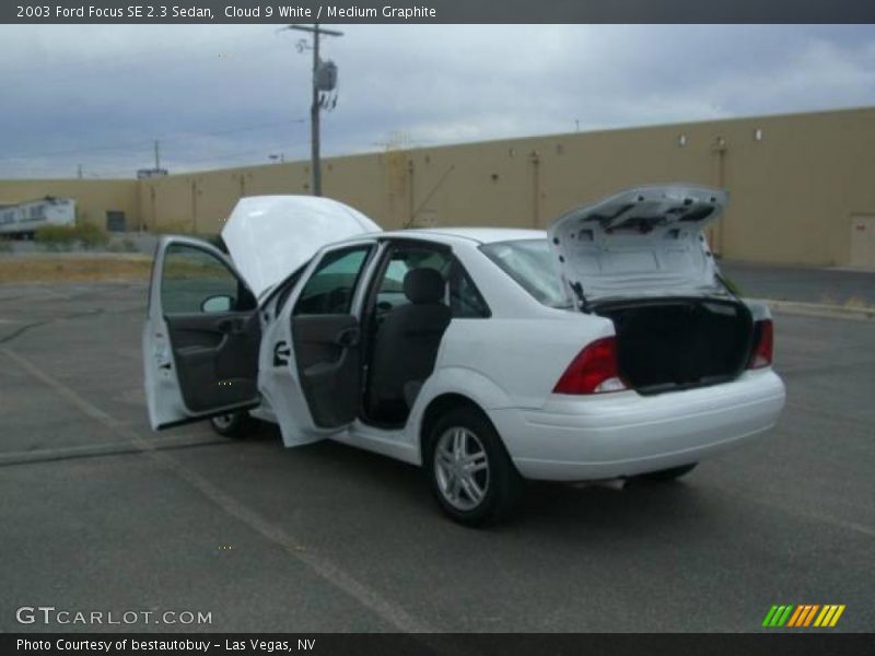 Cloud 9 White / Medium Graphite 2003 Ford Focus SE 2.3 Sedan