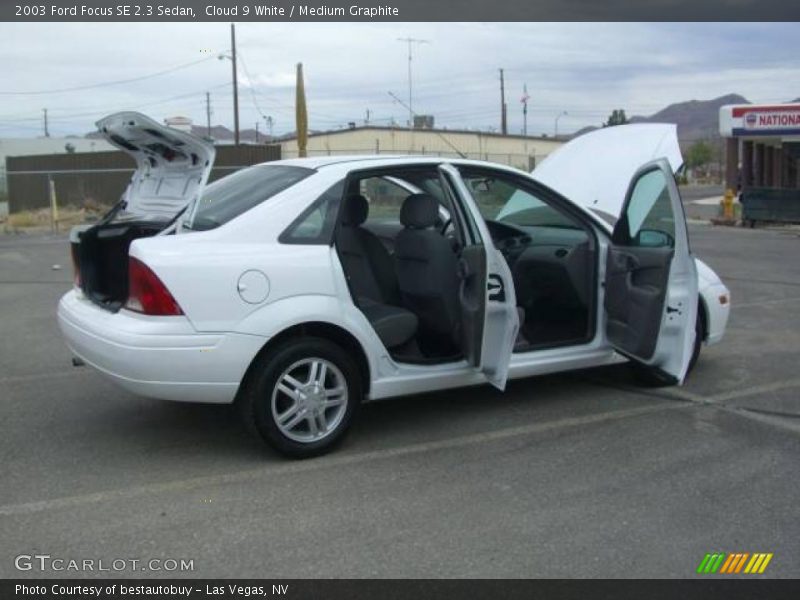 Cloud 9 White / Medium Graphite 2003 Ford Focus SE 2.3 Sedan