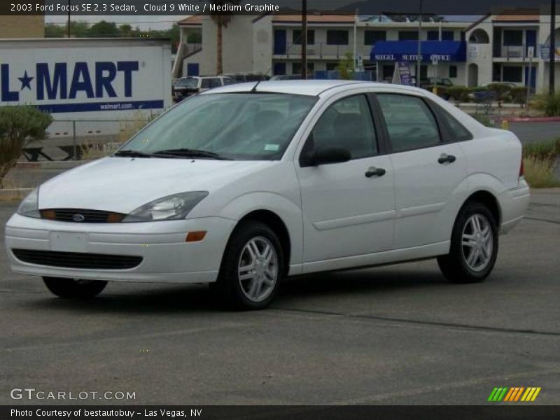 Cloud 9 White / Medium Graphite 2003 Ford Focus SE 2.3 Sedan