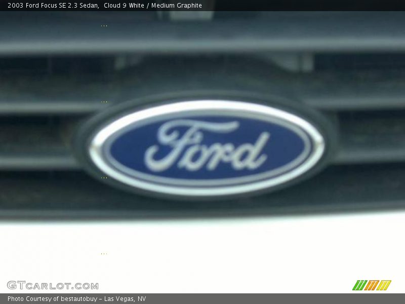 Cloud 9 White / Medium Graphite 2003 Ford Focus SE 2.3 Sedan