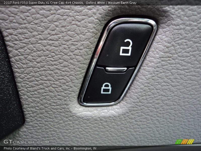 Oxford White / Medium Earth Gray 2017 Ford F350 Super Duty XL Crew Cab 4x4 Chassis