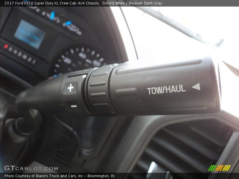 Oxford White / Medium Earth Gray 2017 Ford F350 Super Duty XL Crew Cab 4x4 Chassis
