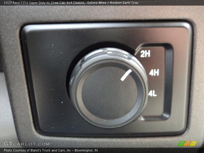 Oxford White / Medium Earth Gray 2017 Ford F350 Super Duty XL Crew Cab 4x4 Chassis