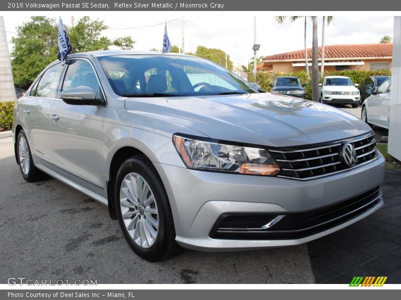 Reflex Silver Metallic / Moonrock Gray 2016 Volkswagen Passat SE Sedan