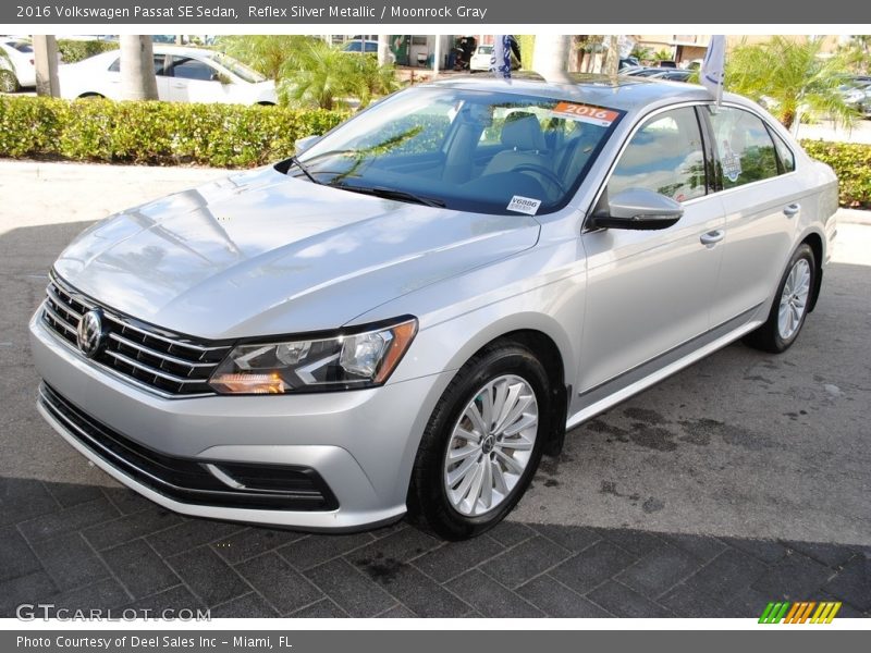 Reflex Silver Metallic / Moonrock Gray 2016 Volkswagen Passat SE Sedan