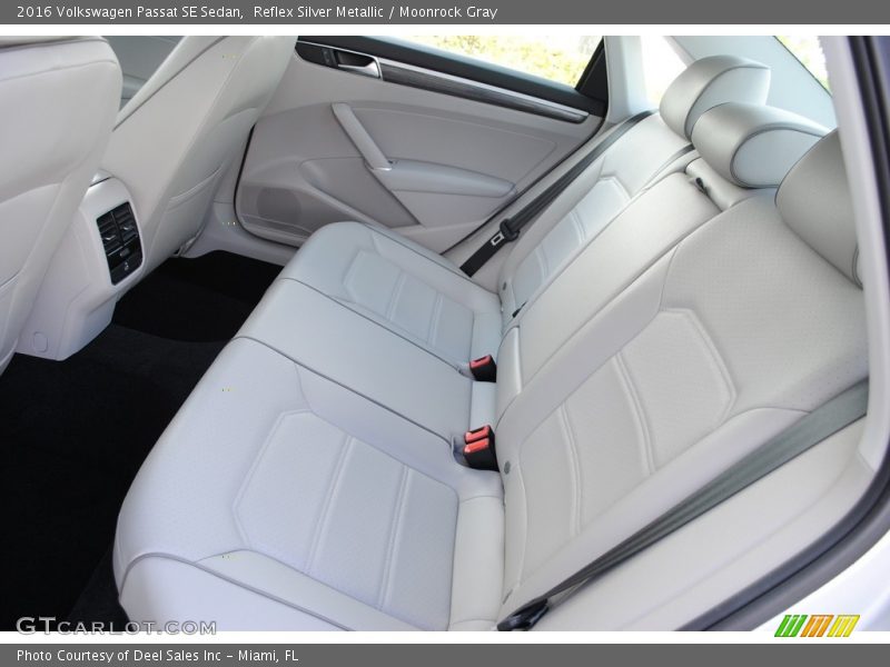 Reflex Silver Metallic / Moonrock Gray 2016 Volkswagen Passat SE Sedan
