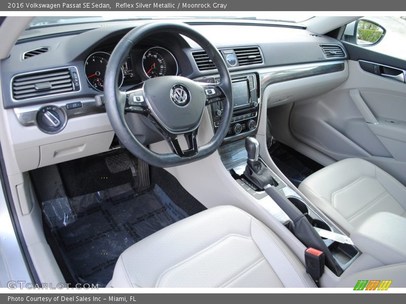 Reflex Silver Metallic / Moonrock Gray 2016 Volkswagen Passat SE Sedan