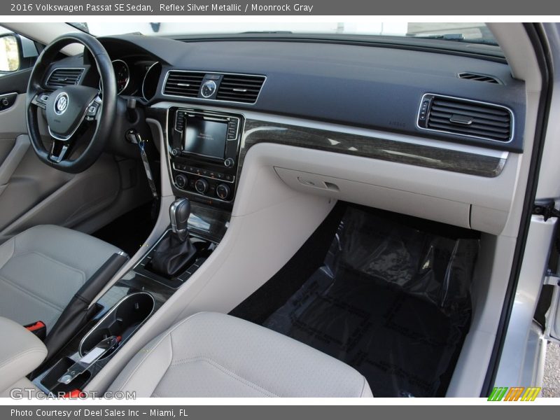 Reflex Silver Metallic / Moonrock Gray 2016 Volkswagen Passat SE Sedan