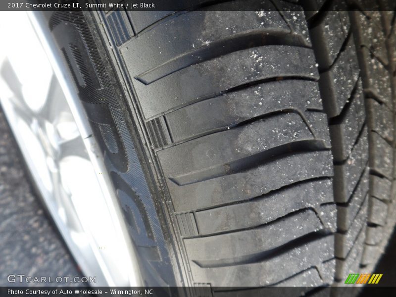 Summit White / Jet Black 2017 Chevrolet Cruze LT