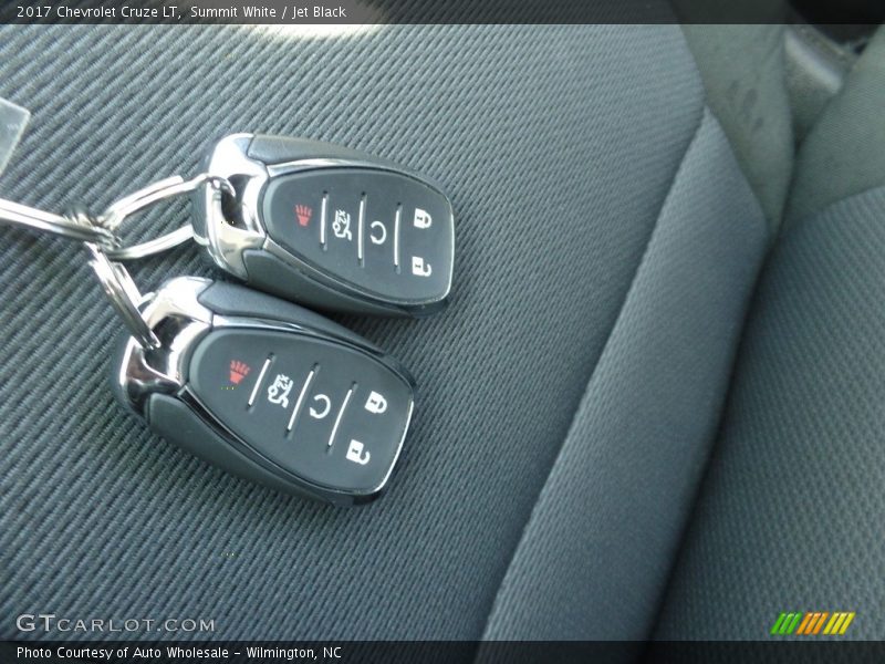 Summit White / Jet Black 2017 Chevrolet Cruze LT