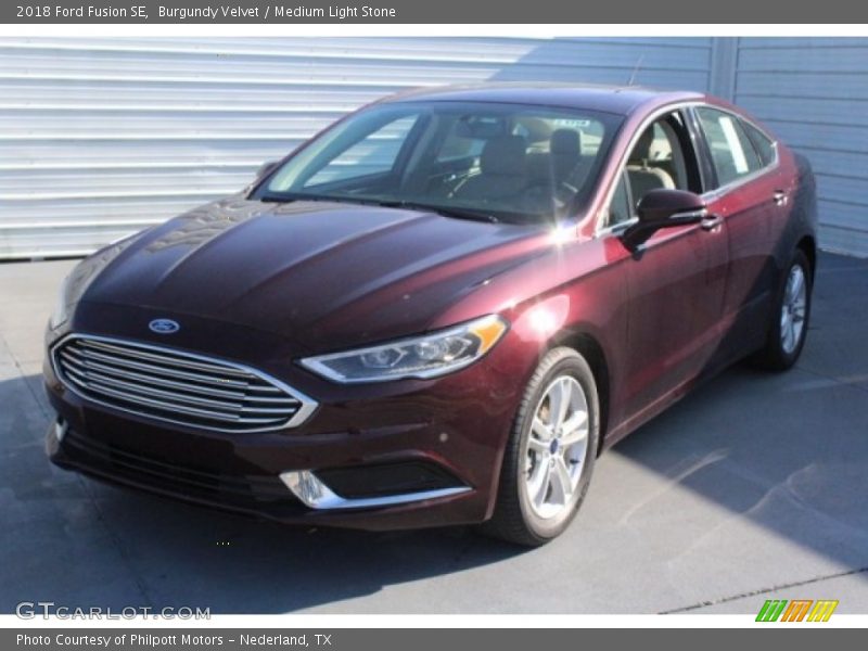 Front 3/4 View of 2018 Fusion SE