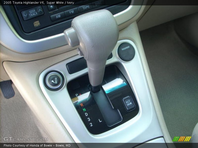 Super White / Ivory 2005 Toyota Highlander V6