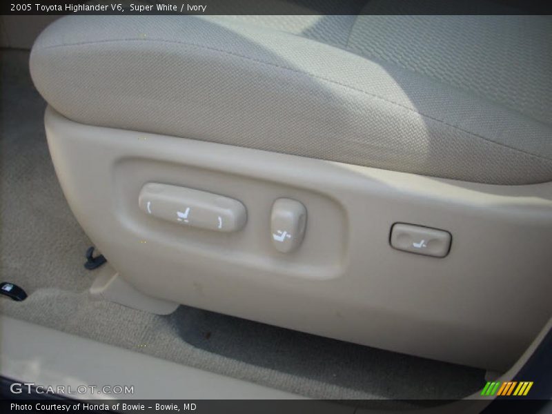 Super White / Ivory 2005 Toyota Highlander V6