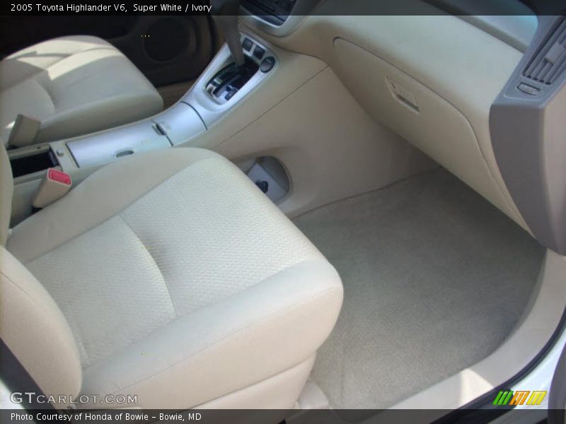 Super White / Ivory 2005 Toyota Highlander V6