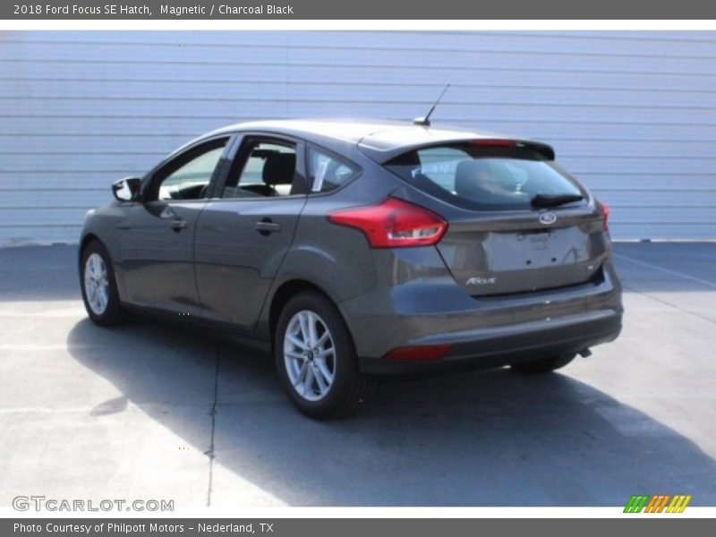 Magnetic / Charcoal Black 2018 Ford Focus SE Hatch