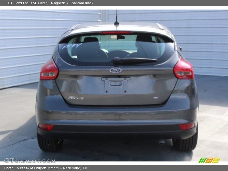 Magnetic / Charcoal Black 2018 Ford Focus SE Hatch