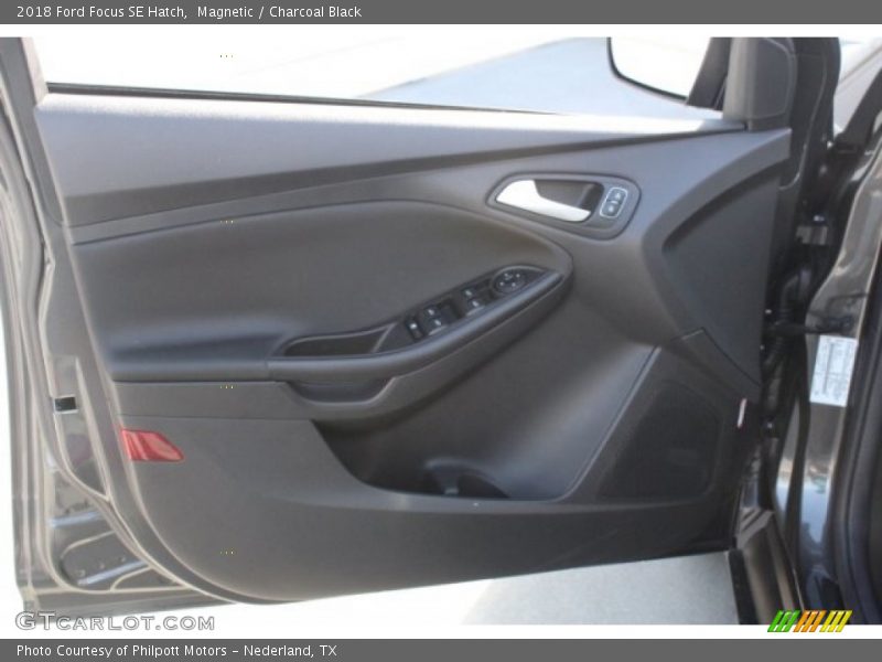 Magnetic / Charcoal Black 2018 Ford Focus SE Hatch