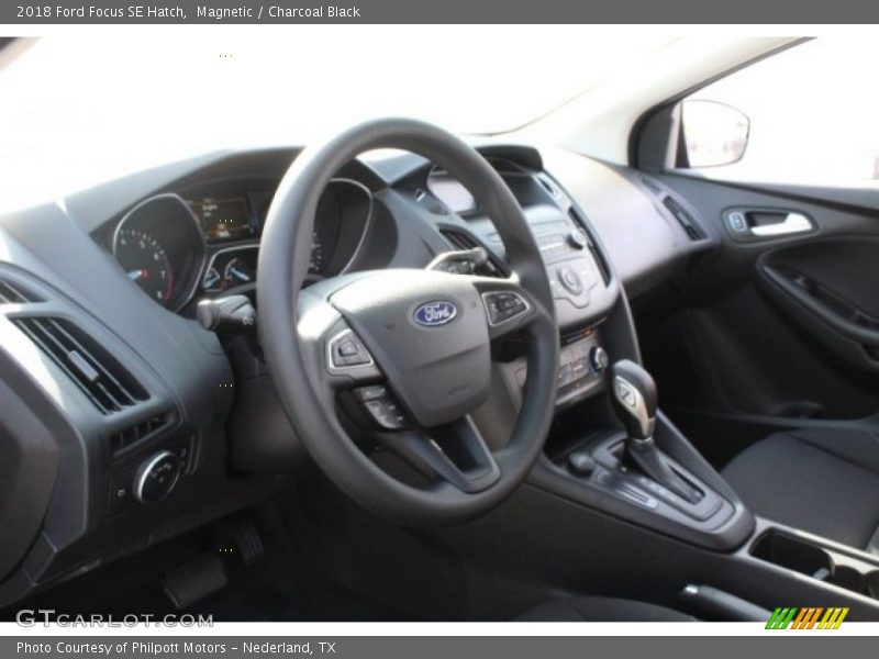 Magnetic / Charcoal Black 2018 Ford Focus SE Hatch