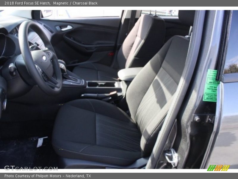 Magnetic / Charcoal Black 2018 Ford Focus SE Hatch