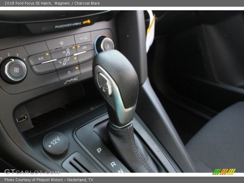 Magnetic / Charcoal Black 2018 Ford Focus SE Hatch