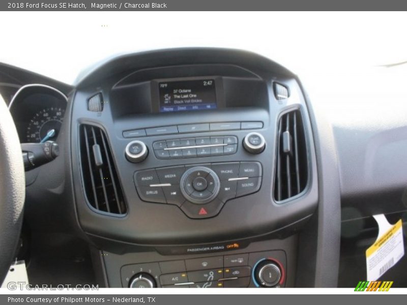 Magnetic / Charcoal Black 2018 Ford Focus SE Hatch