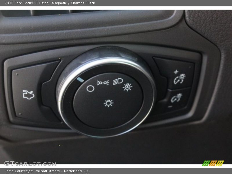 Magnetic / Charcoal Black 2018 Ford Focus SE Hatch