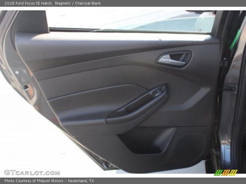 Magnetic / Charcoal Black 2018 Ford Focus SE Hatch