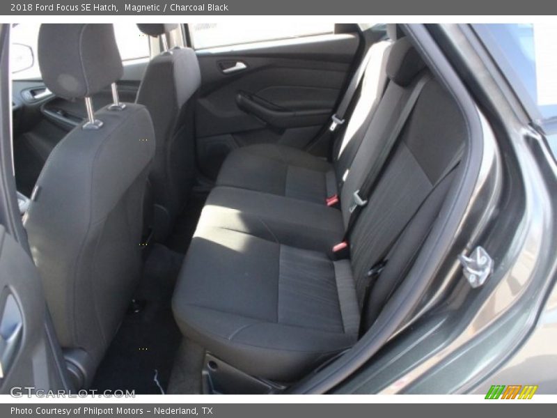 Magnetic / Charcoal Black 2018 Ford Focus SE Hatch