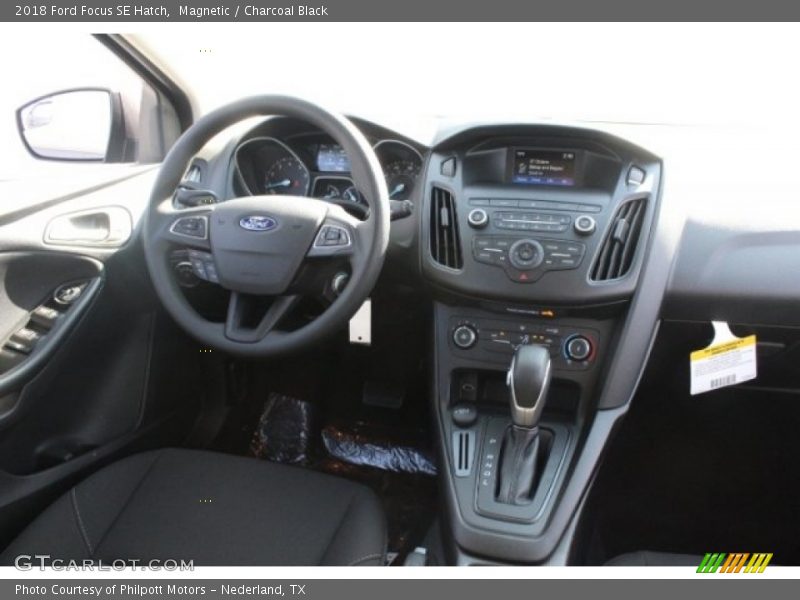Magnetic / Charcoal Black 2018 Ford Focus SE Hatch