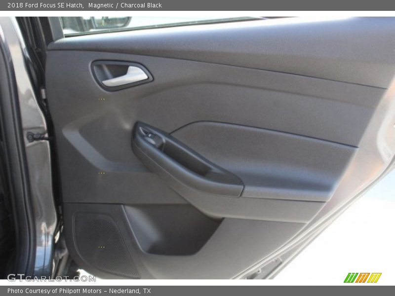 Magnetic / Charcoal Black 2018 Ford Focus SE Hatch