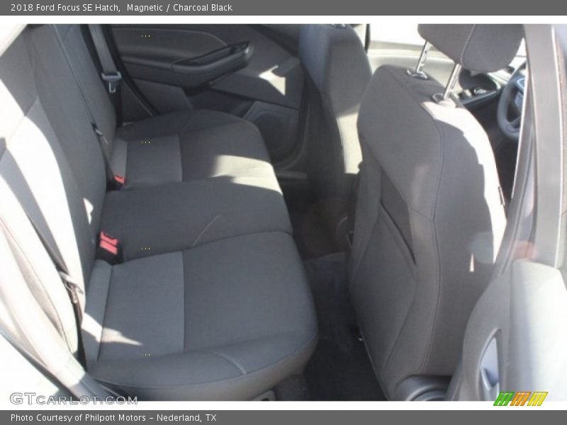Magnetic / Charcoal Black 2018 Ford Focus SE Hatch