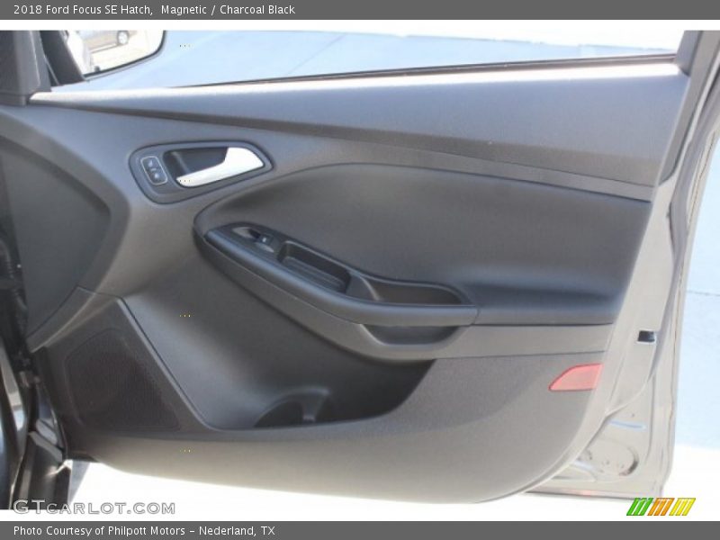 Magnetic / Charcoal Black 2018 Ford Focus SE Hatch