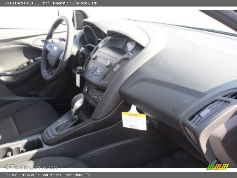 Magnetic / Charcoal Black 2018 Ford Focus SE Hatch