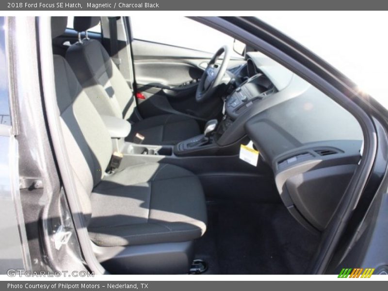 Magnetic / Charcoal Black 2018 Ford Focus SE Hatch