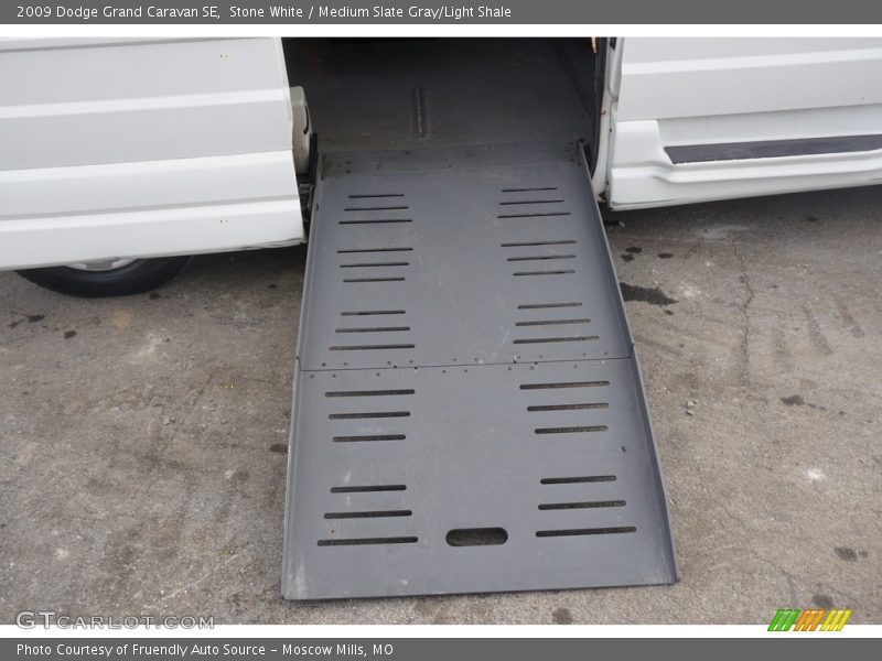 Stone White / Medium Slate Gray/Light Shale 2009 Dodge Grand Caravan SE