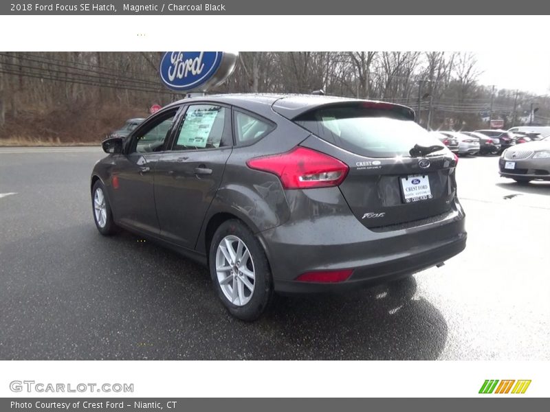 Magnetic / Charcoal Black 2018 Ford Focus SE Hatch